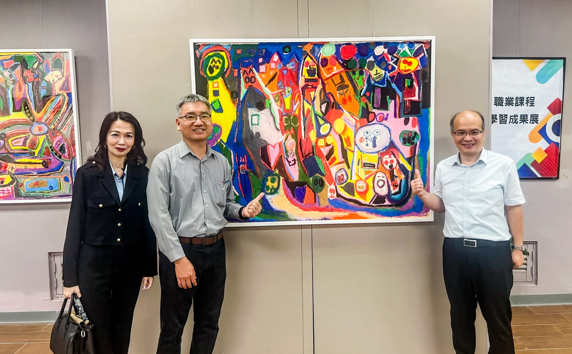 透過藝文中心學生大型創作作品，展現特殊教育的學習成果與創造力，校方與來賓共同合影，見證孩子們的努力與成長。