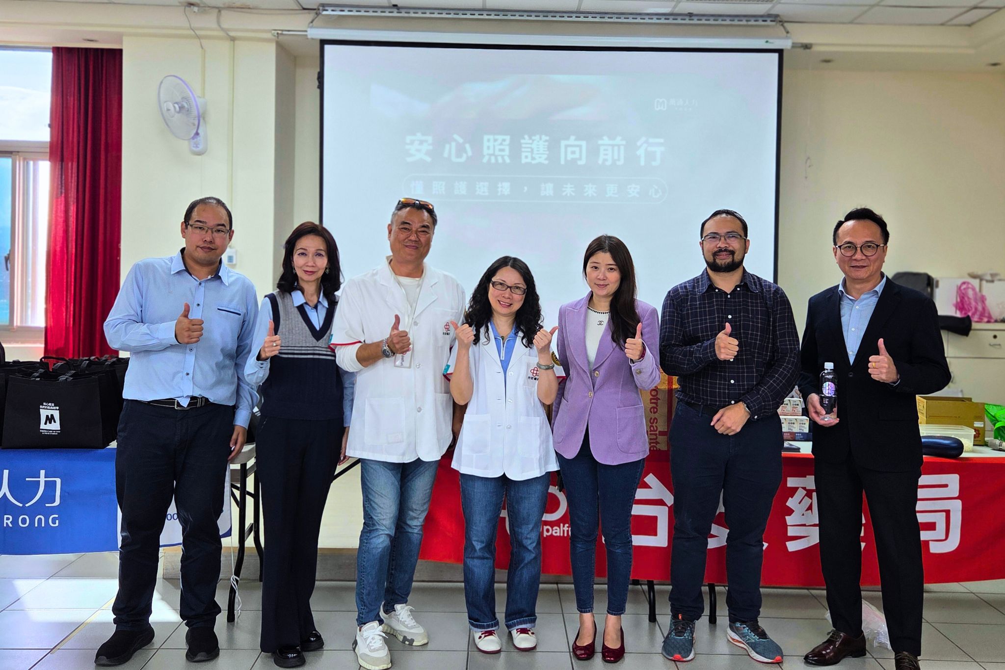 萬通人力工作人員與講師於福中里健康講座合影