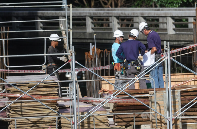 針對失聯移工人數破9萬，勞動部與移民署表示，會透過改善待遇、加強仲介管理、減少溝通障礙等方式改善。（中央社）