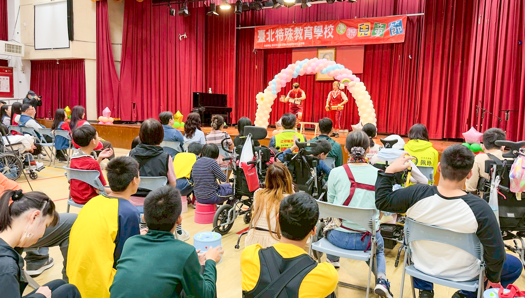 學生專注欣賞紅鼻子馬戲團演出，在音樂與互動中感受節日的歡樂氣氛。