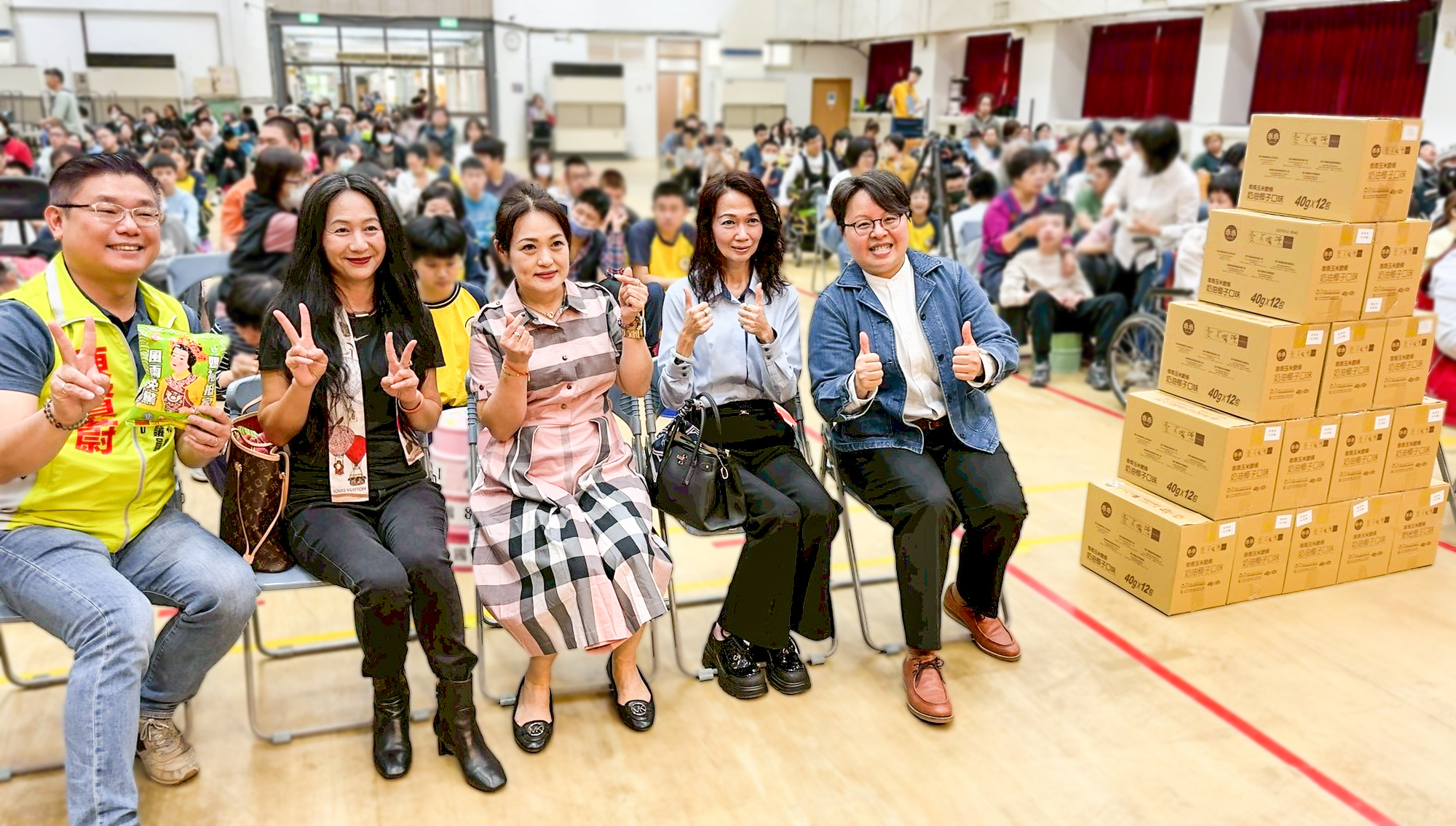 萬通人力社福加盟事業群總經理殳蓁蓁與協理方榮強捐贈媽祖祈福乖乖作為兒童節禮物，將支持庇護工場的心意傳遞至校園，實踐公益正向循環。