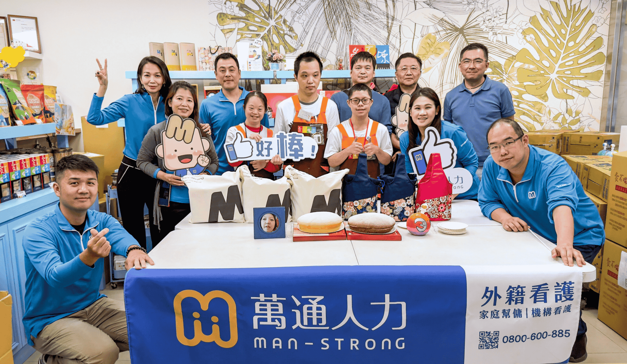 萬通人力團隊在愛不囉嗦庇護工場－承德店擔任禮盒包裝志工