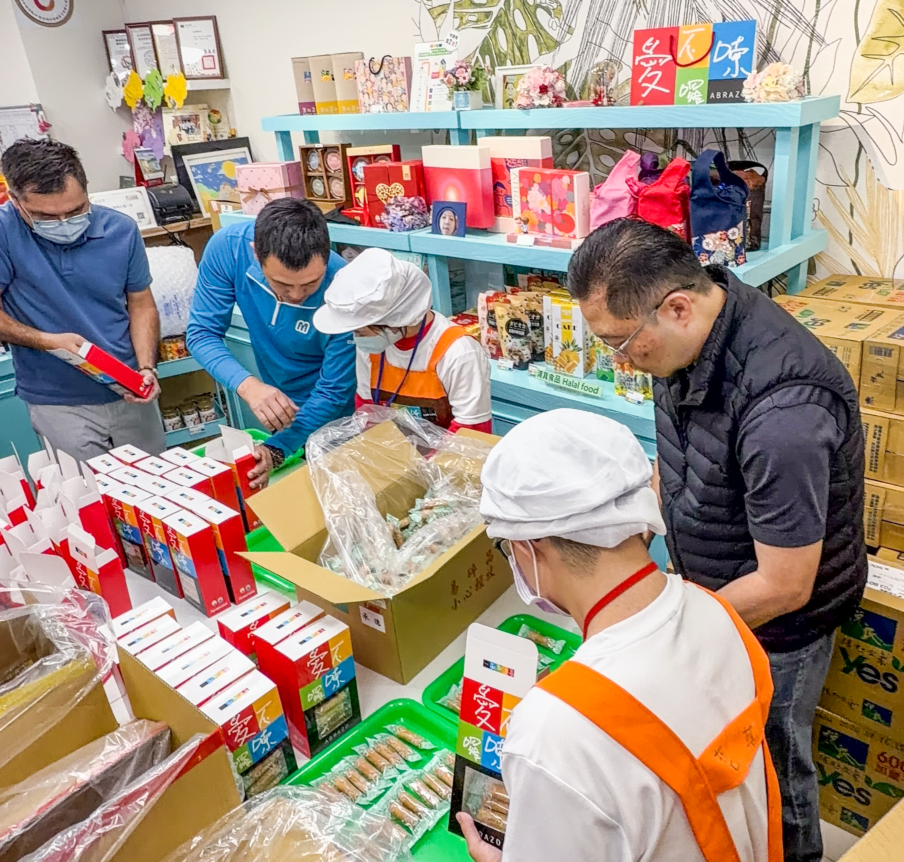 萬通人力團隊投入禮盒包裝，每一步都用行動傳遞溫暖與關懷