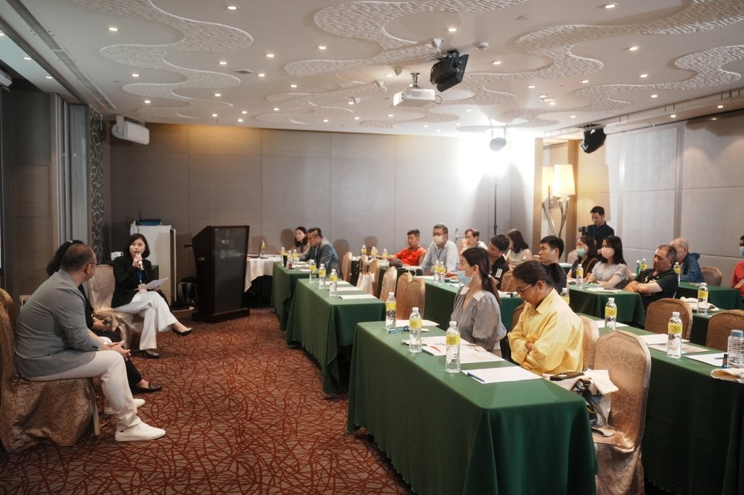與會者專注聆聽加盟說明會內容