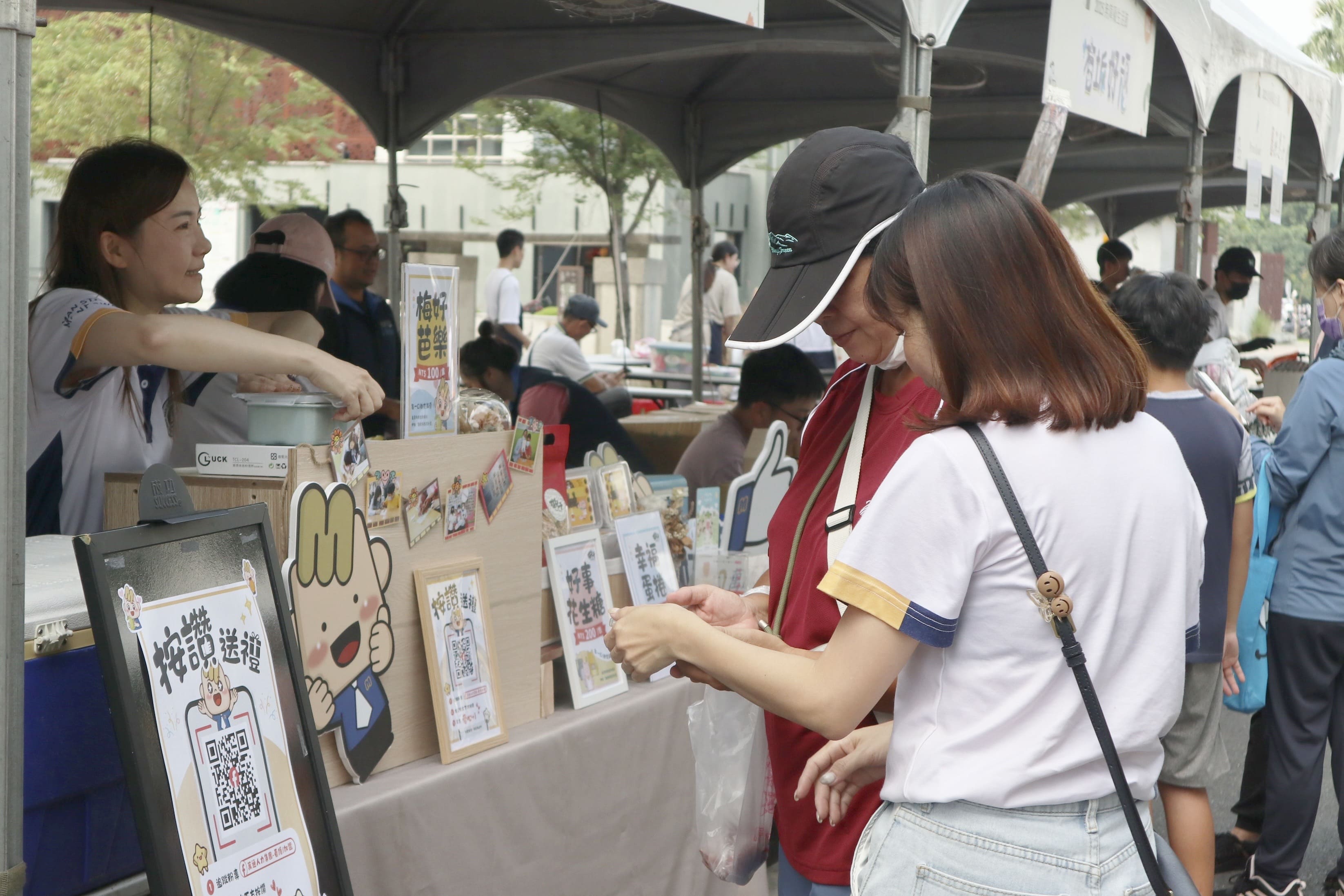 愛心民眾前往萬通人力攤位共襄盛舉，支持義賣行動