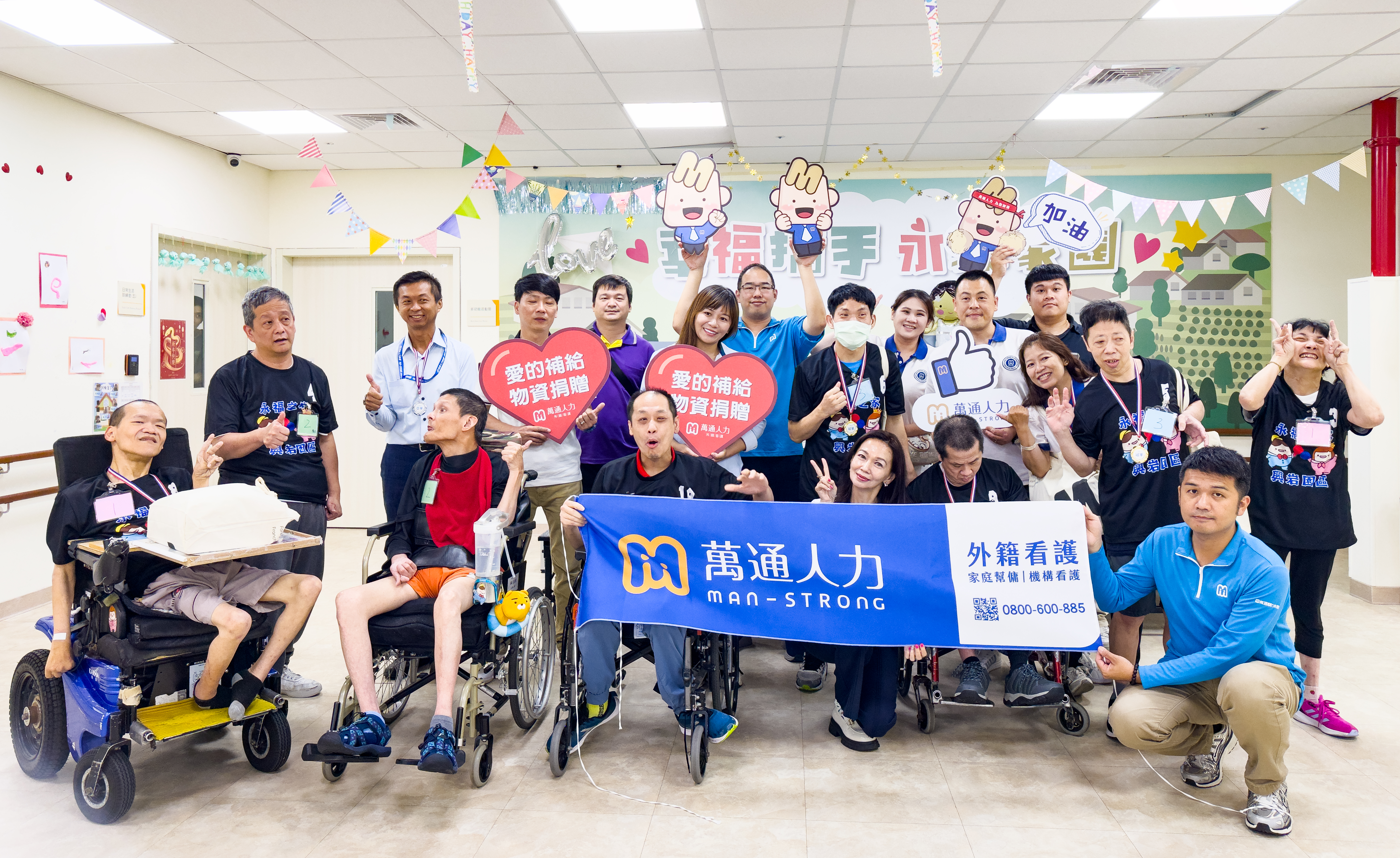 孩子們佩戴獎牌與活動參與者合影，展現榮耀與喜悅。