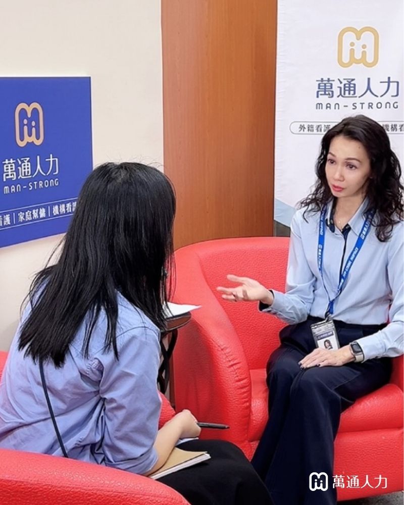 萬通人力總經理接受《海峽時報》記者訪問，探討台灣外籍看護制度現況