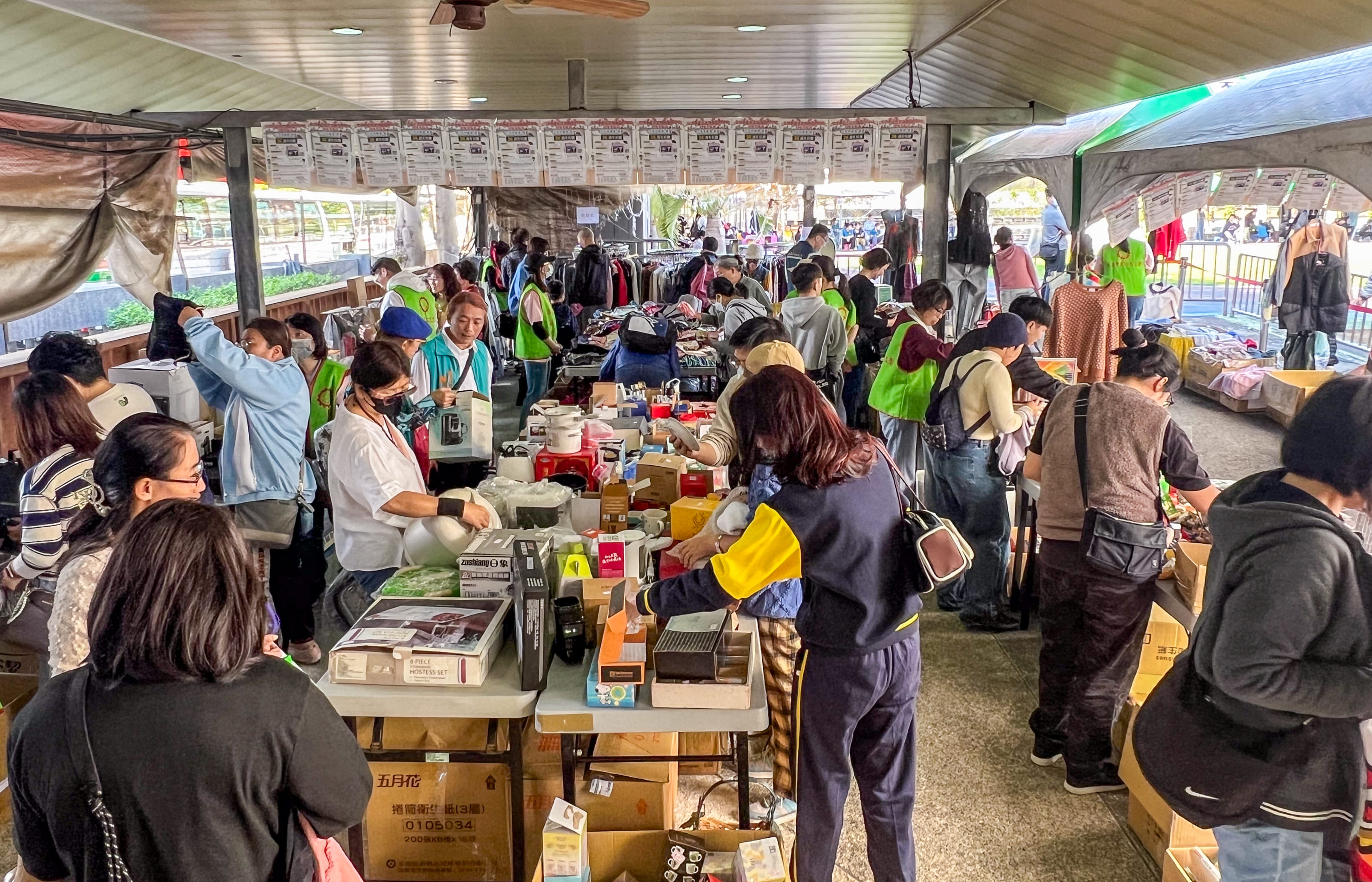 北特校慶義賣市集熱鬧進行，師生與家長共同投入公益行動，支持學生的學習與生活資源。