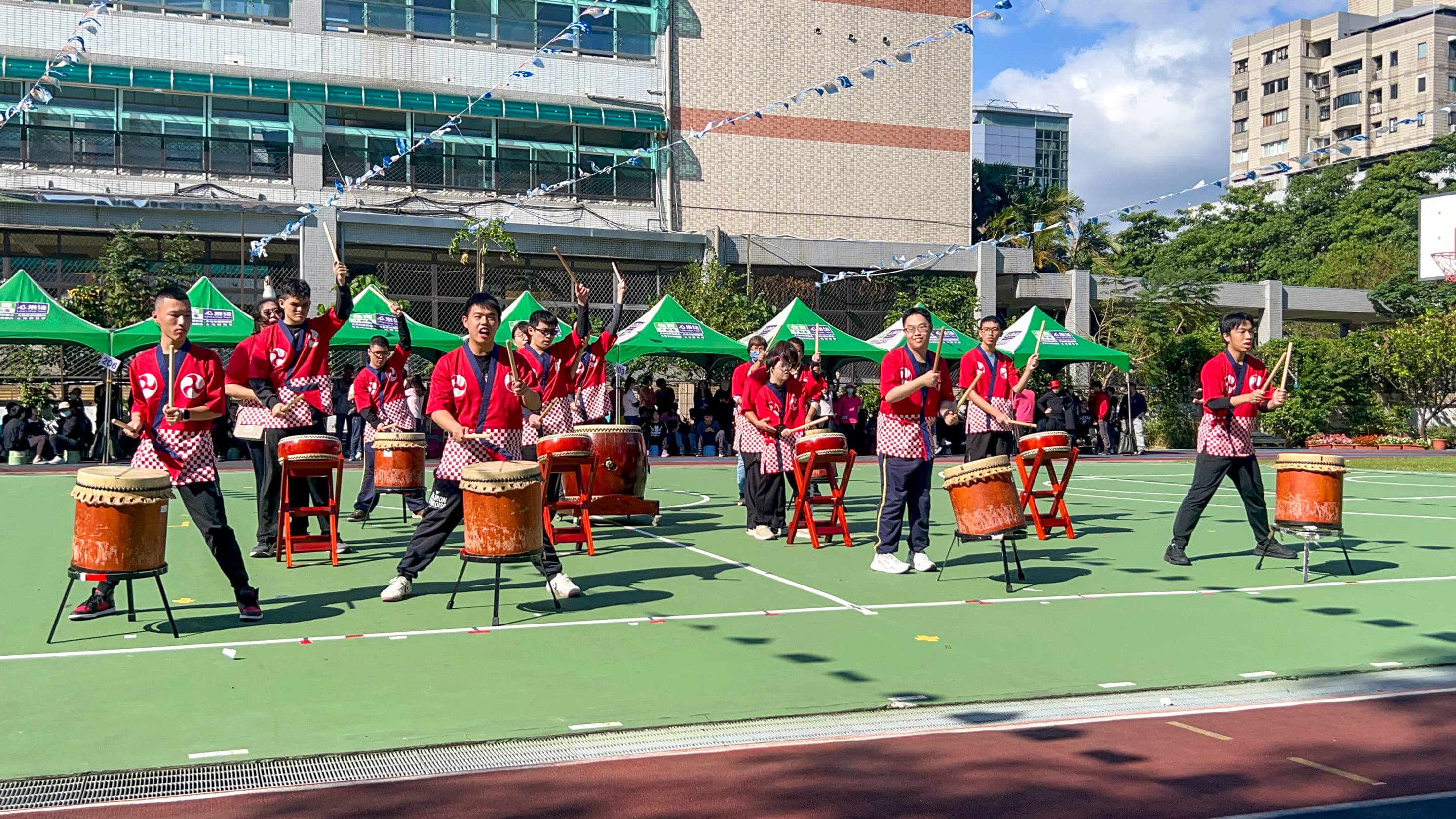 孩子們用鼓聲敲響自信與勇氣，讓校慶現場充滿能量。